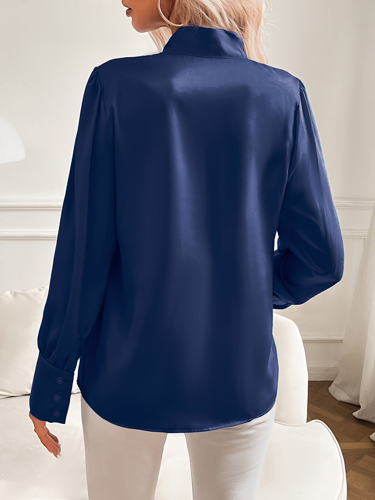Damesblouse met strikhals en pofmouwen