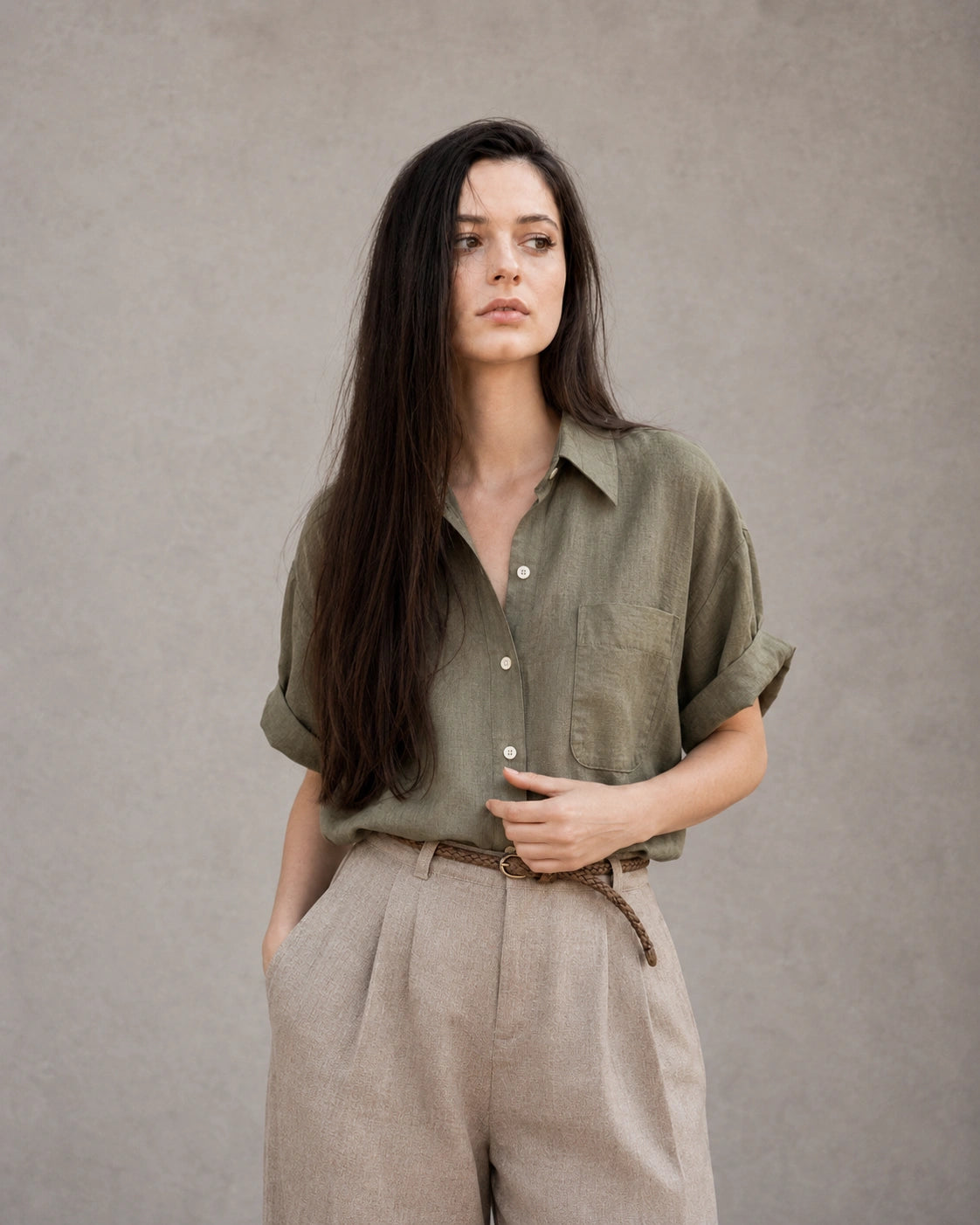 Vrouw draagt een groen katoen-linnen blouse met polokraag en korte mouwen, vooraanzicht.