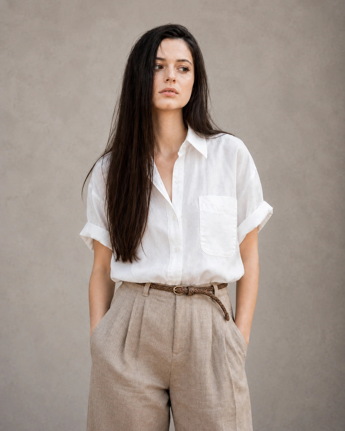 Vrouw draagt een wit katoen-linnen blouse met polokraag en korte mouwen, vooraanzicht.
