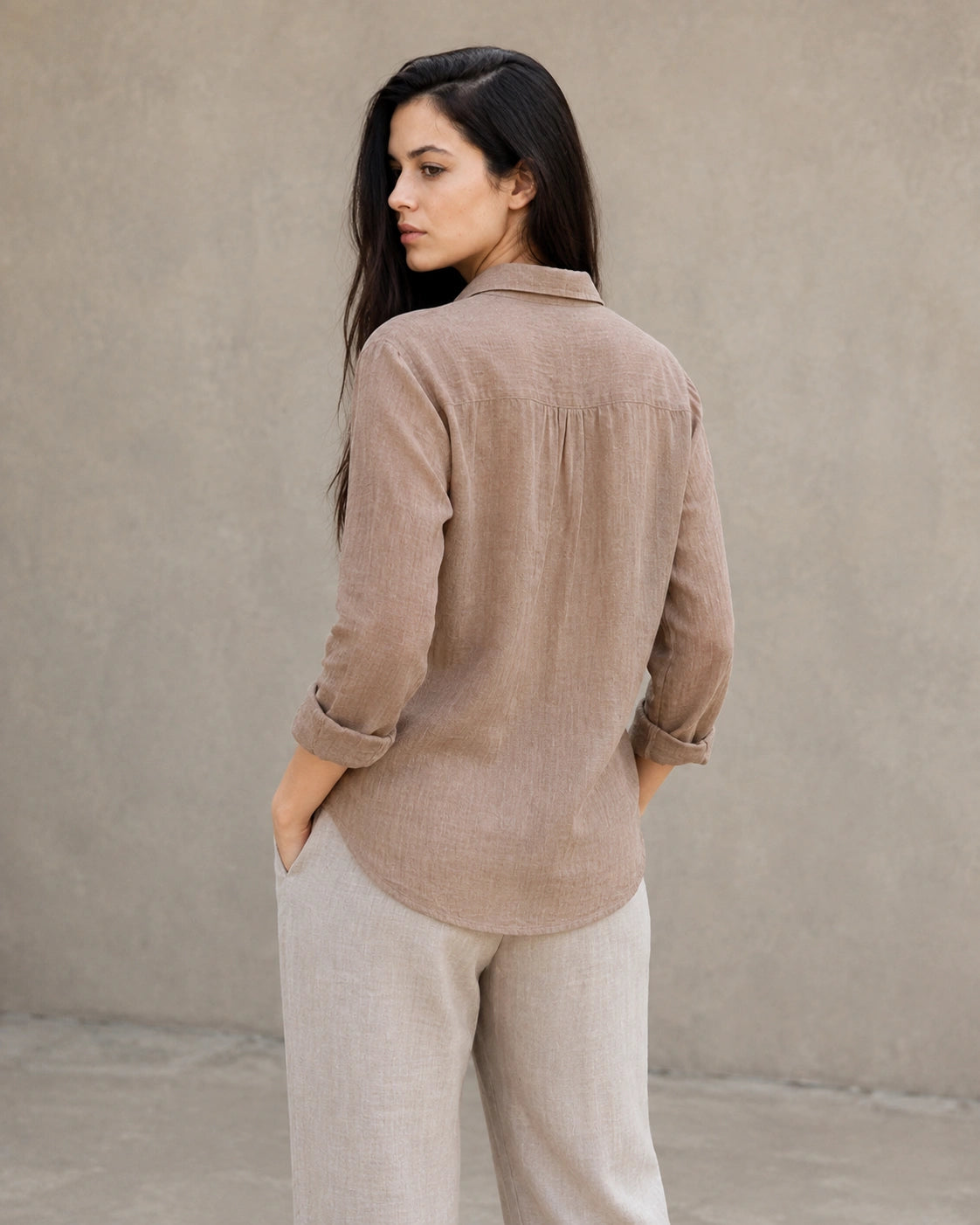 Achteraanzicht van een losse bruin linnen-katoenen blouse met lange mouwen.