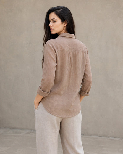 Achteraanzicht van een losse bruin linnen-katoenen blouse met lange mouwen.