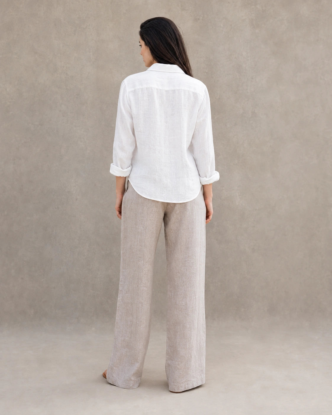 Achteraanzicht van een losse wit linnen-katoenen blouse met lange mouwen.