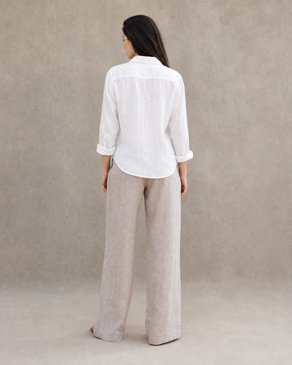 Achteraanzicht van een losse wit linnen-katoenen blouse met lange mouwen.