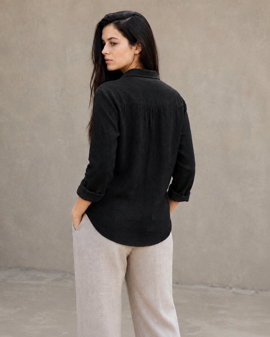 Achteraanzicht van een losse zwart linnen-katoenen blouse met lange mouwen.