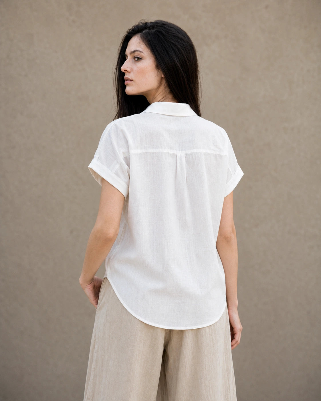 Achteraanzicht van een wit linnen-lyocell instapblouse met korte mouwen.