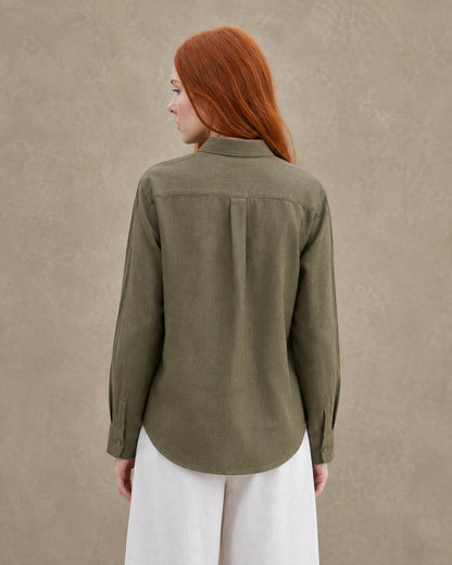 Achteraanzicht van een olijfgroen linnen blouse met getailleerde kraag en lange mouwen.