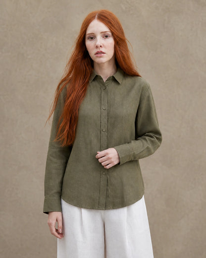 Vrouw draagt een olijfgroen linnen blouse met getailleerde kraag en lange mouwen, vooraanzicht.