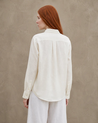 Achteraanzicht van een roomwit linnen blouse met getailleerde kraag en lange mouwen.