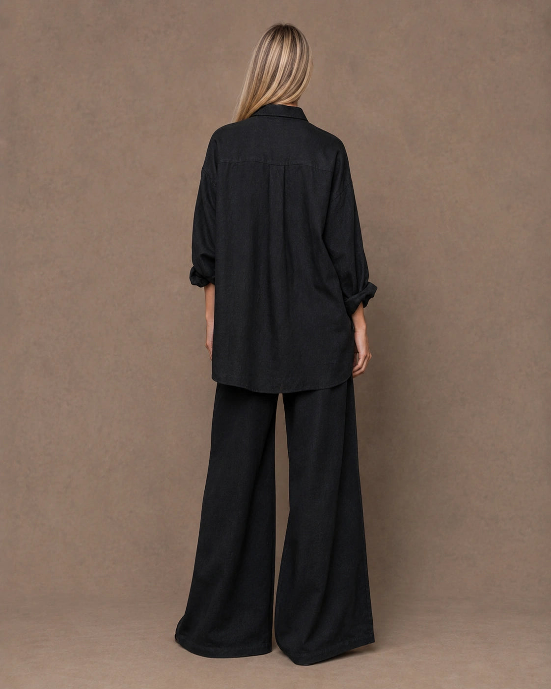 Achteraanzicht van een relaxte zwart linnen blouse met lange mouwen.