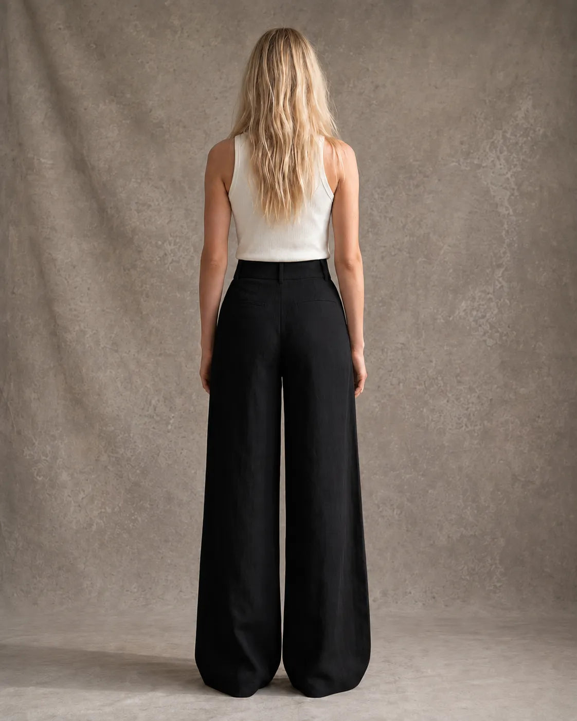Achteraanzicht van model in een wijde broek dames in Black katoen-linnenmix met steekzakken.