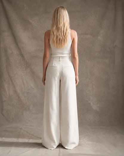 Achteraanzicht van model in een wijde broek dames in Hemp katoen-linnenmix met steekzakken.