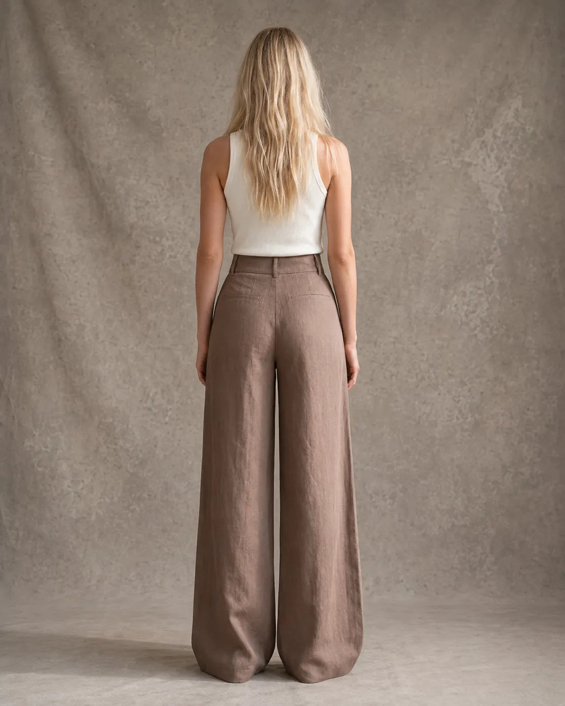 Achteraanzicht van model in een wijde broek dames in Khaki katoen-linnenmix met steekzakken.