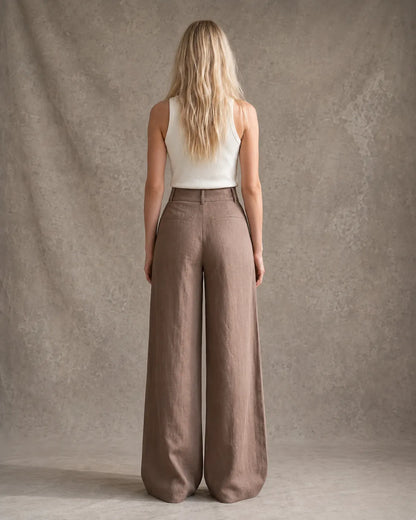 Achteraanzicht van model in een wijde broek dames in Khaki katoen-linnenmix met steekzakken.