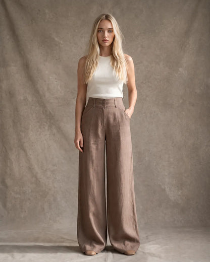 Model draagt een wijde broek dames in Khaki katoen-linnenmix met halfelastische taille en dubbele knoopsluiting, gestyled met een ivoorkleurig topje, vooraanzicht.