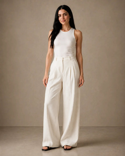 Close-up vooraanzicht van model in een linnen broek dames in Oatmeal White tencel-viscosemix met geplooide taille.