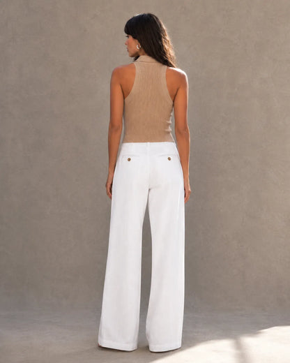 Achteraanzicht van model in een enkellange linnen broek dames in wit met flapzakken.