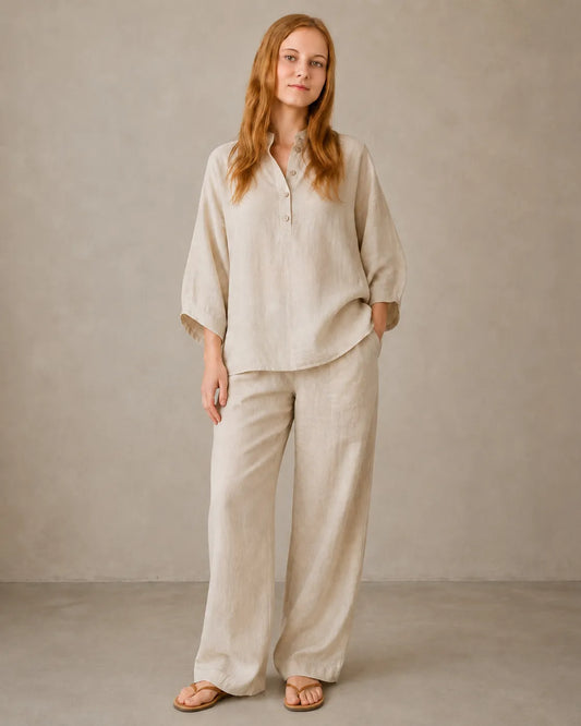 Een model draagt de katoen-linnen co-ord set in kaki, met een blouse met lange mouwen en bijpassende broek, in een ontspannen vooraanzicht.