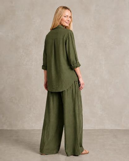 Achteraanzicht van de legergroene linnen co-ord set, met de blouse vallend over de wijde broek.