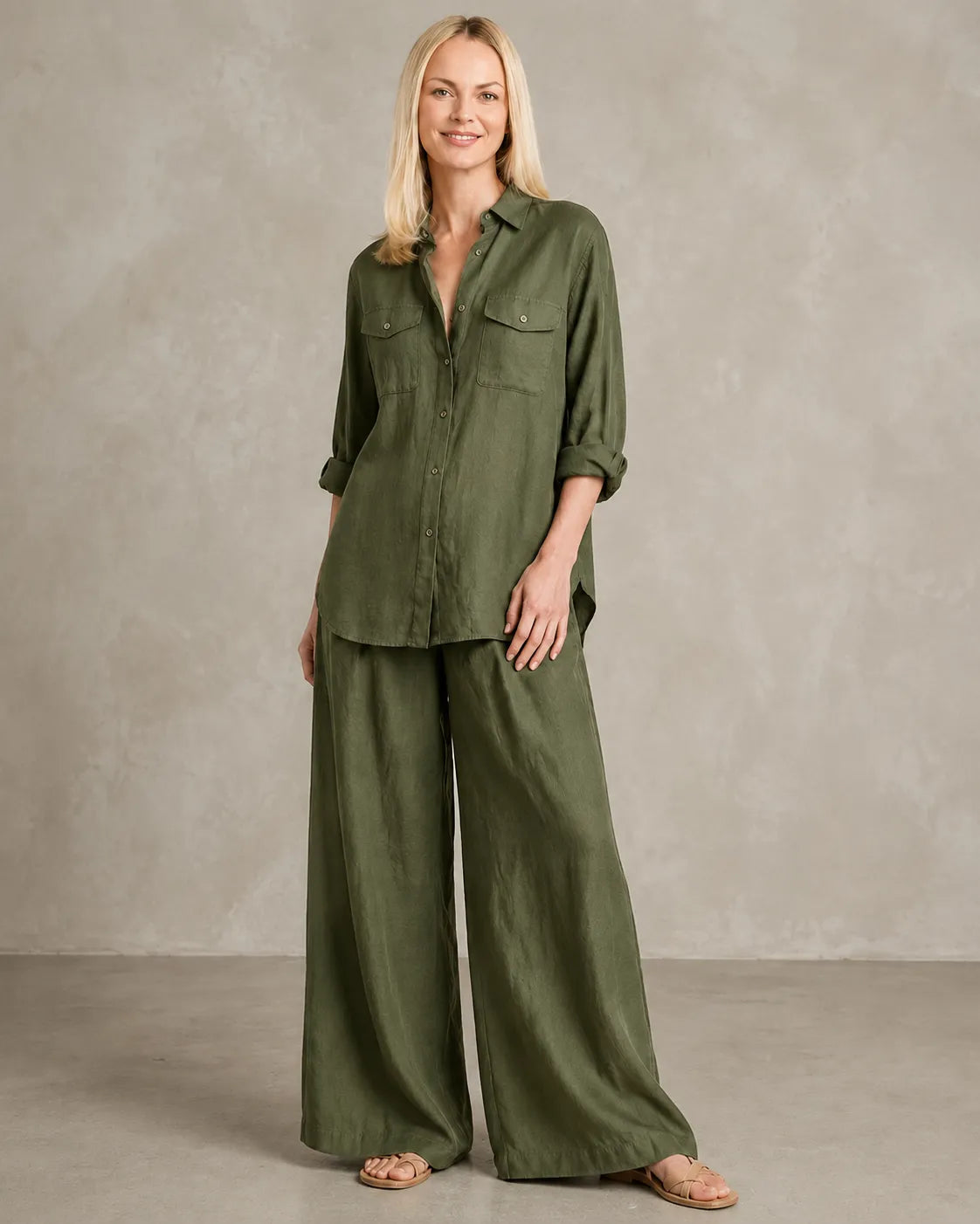 Een model draagt de linnen co-ord set in legergroen, met een blouse en bijpassende wijde broek.