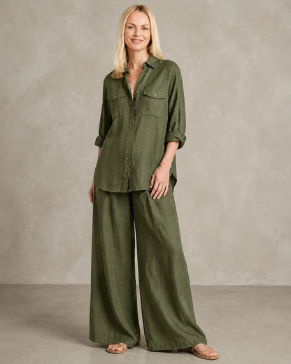 Een model draagt de linnen co-ord set in legergroen, met een blouse en bijpassende wijde broek.