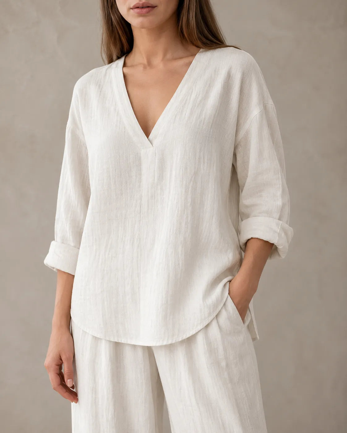 Close-up van de V-hals van de gebroken witte linnenmix co-ord set.