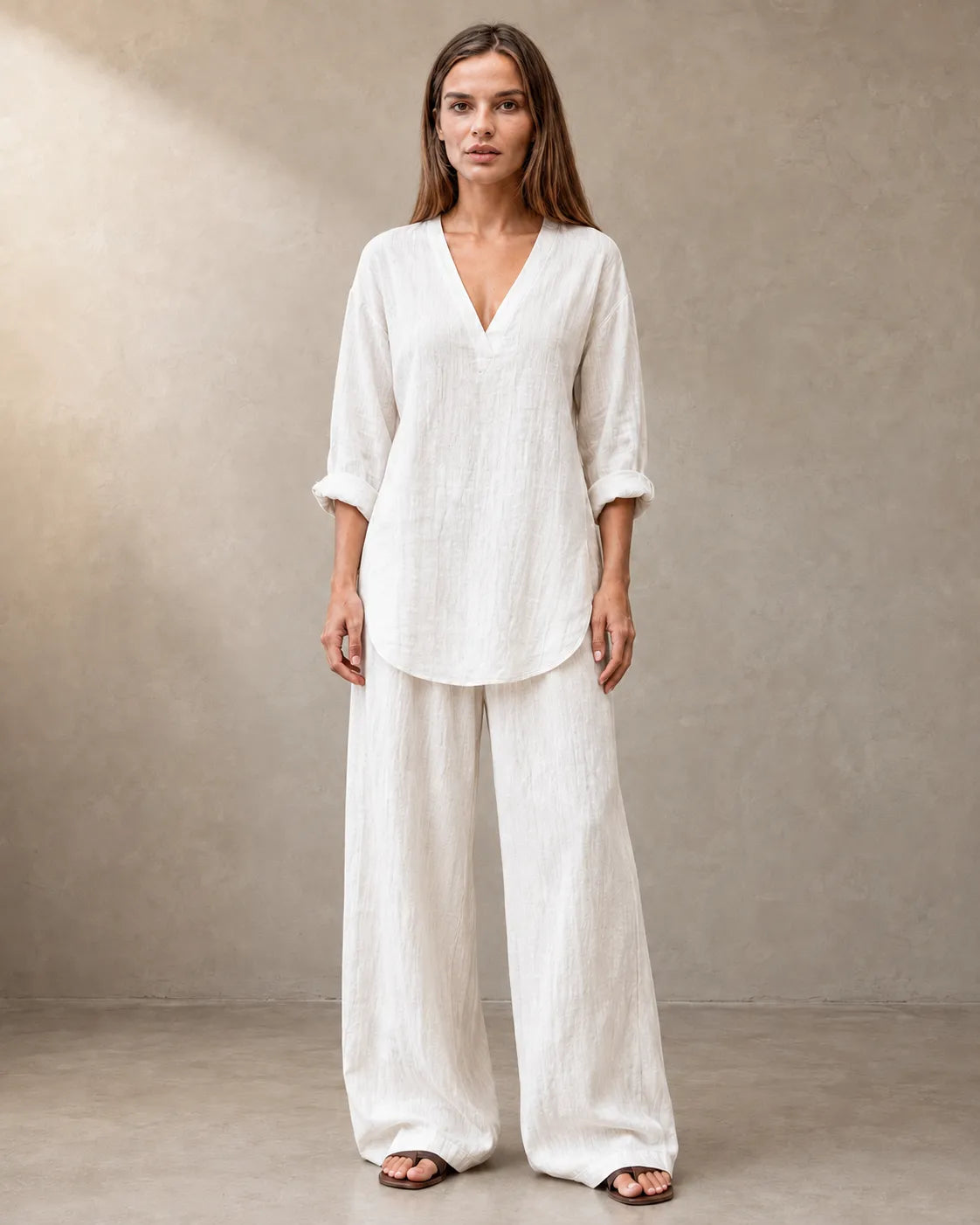 Een dichterbij vooraanzicht van een model in de gebroken witte linnenmix co-ord set met V-hals, met de V-hals en het ontspannen silhouet.