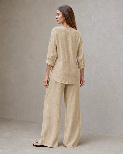 Achteraanzicht van een model in de kaki linnenmix co-ord set met V-hals, met de tuniektop vallend over de geplooide broek.