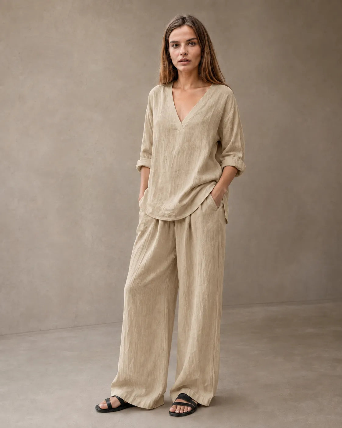 Een model draagt de linnenmix co-ord set met V-hals in kaki, met een tuniektop en een bijpassende geplooide wijde broek.