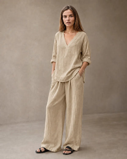 Een model draagt de linnenmix co-ord set met V-hals in kaki, met een tuniektop en een bijpassende geplooide wijde broek.
