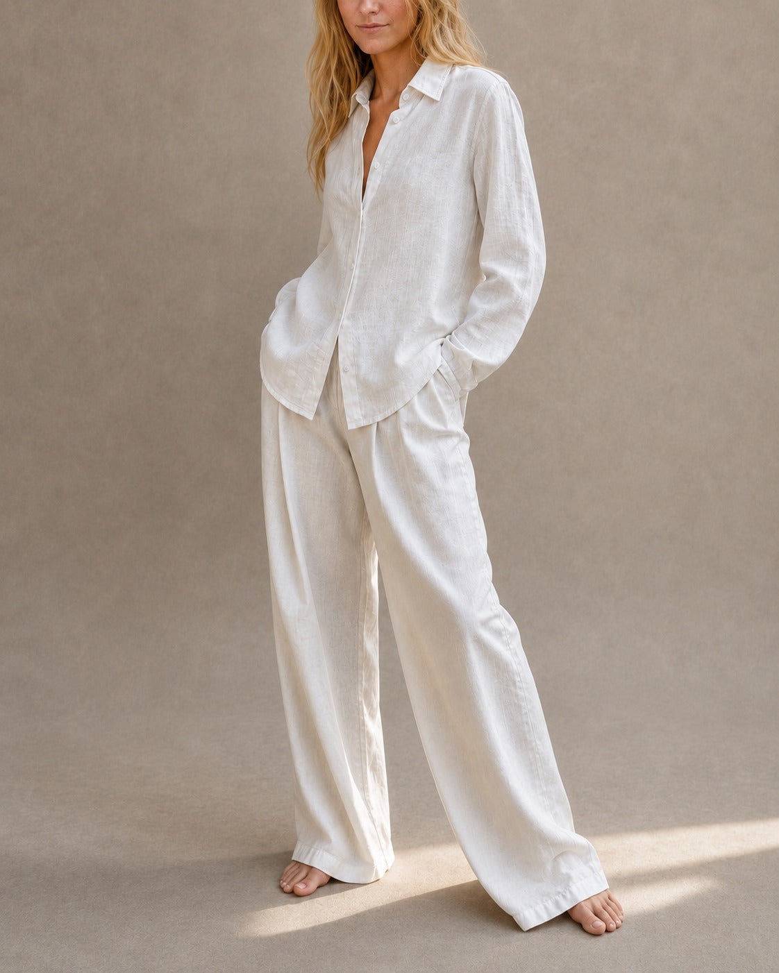 Elegante vrouw draagt een minimalistische tweedelige set geïnspireerd door hedendaagse Europese mode, ontworpen voor een tijdloze capsule garderobe met veelzijdige en verfijnde dagelijkse looks.