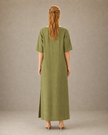 Achteraanzicht van een linnen-tencel jurk in mosterdgroen met mouwen tot de elleboog, gedragen door een model.