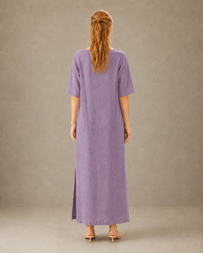 Achteraanzicht van een linnen-tencel jurk in paars met mouwen tot de elleboog, gedragen door een model.