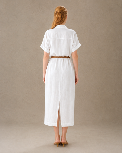 Achteraanzicht van een A-lijn jurk in flax tencel-katoen met gevlochten bruinlederen ceintuur en split in de achterzoom, gedragen door een model.